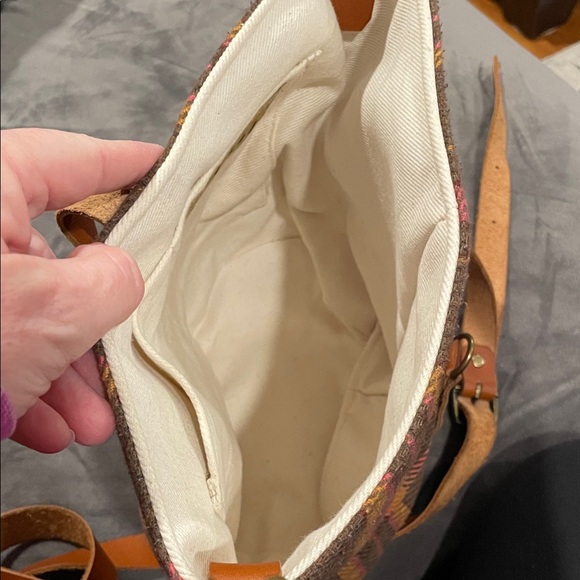 Chic Plaid Crossbody Bag with Leather Accents - Picture 4 of 7